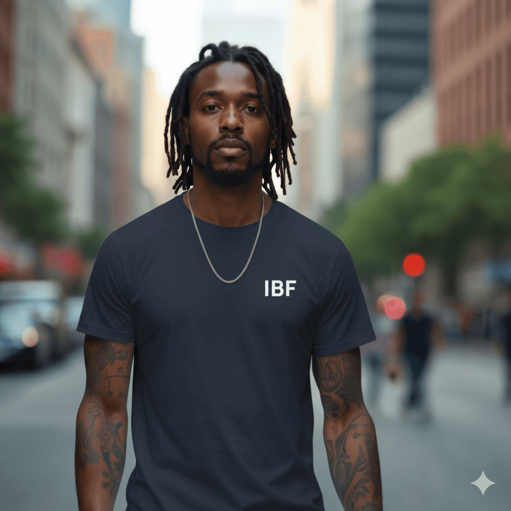 「Aの画像に写っている男性の白いTシャツを、Bの画像のネイビー色のロゴ入りTシャツに変更してください」というプロンプトを入力